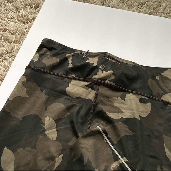 🩷 ATHLETA CAMO CONTENDER 7/8 TIGHT LEGGINGS OLIVE GREEN CAMOUFLAGE SIZE MEDIUM - Picture 11 of 11
